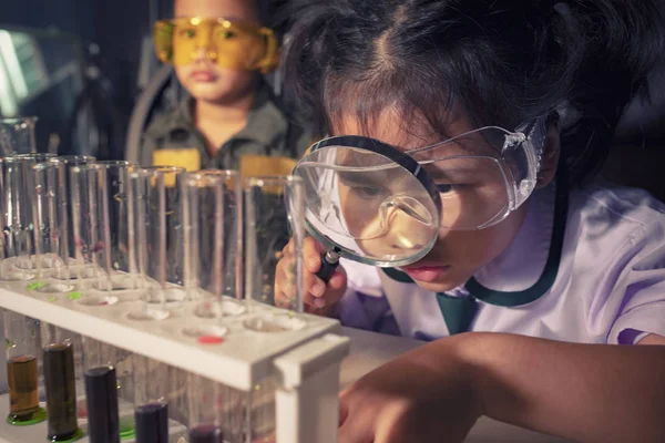 Niños Que Inclinan Por Química Laboratorio Examen Ciencias —  Fotos de Stock