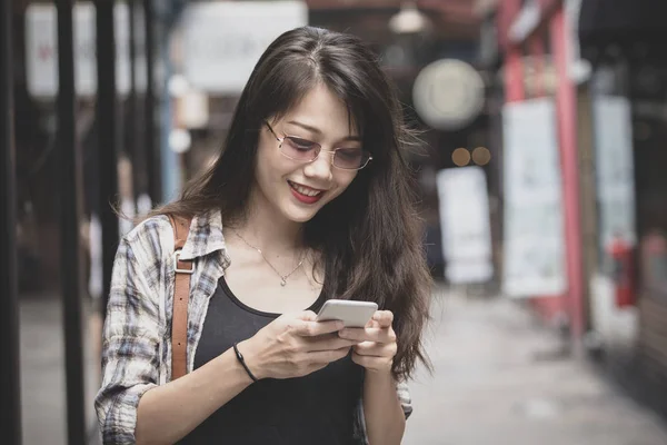 Wanita Cantik Youger Membaca Pesan Telepon Pintar Dengan Wajah Tersenyum — Stok Foto