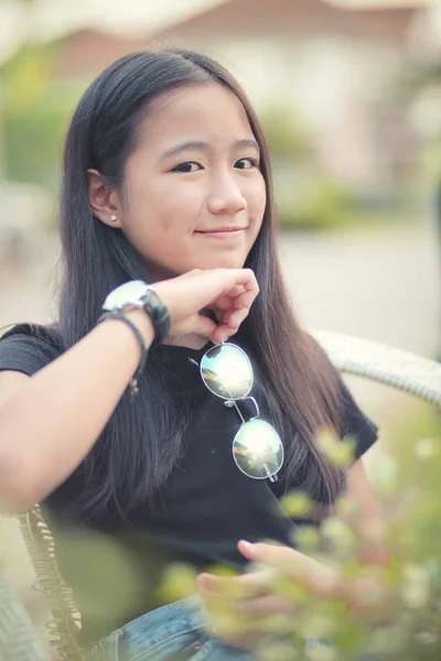 Asiático Adolescente Con Ojos Gafas Bolsillo Ojo Contacto Por Sonriendo —  Fotos de Stock