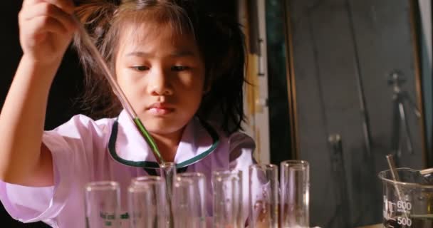 Asiatische Kinder Wissenschaftlichen Untersuchungslabor — Stockvideo