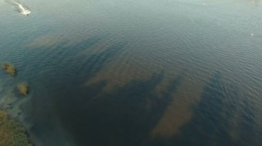 jet ski Gölü su üzerinde çalışan havadan görünümü