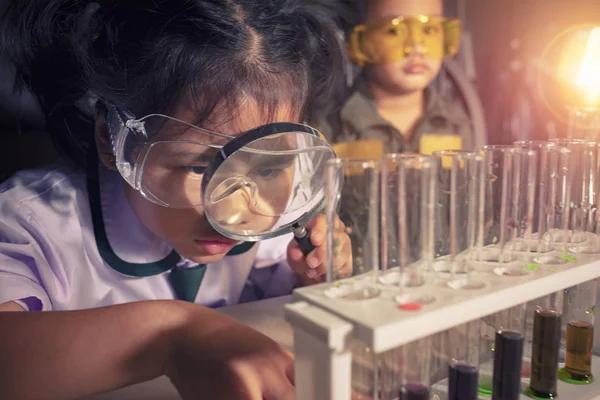 어린이 실험실에서 화학에 — 스톡 사진