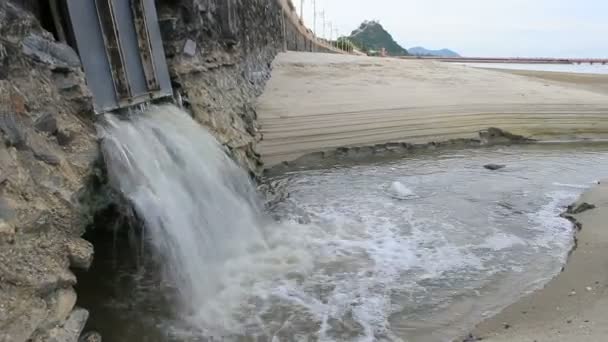 Drenagem Águas Residuais Tubo Urbano Para Costa Marítima Para Problemas — Vídeo de Stock