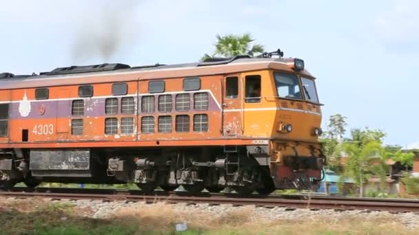 プラチュアップキーリーカン June18 2017 タイ列車 Prachuap Khiri Khan 列車を通過駅 プラチュワップキーリーカン タイで最も狭く — ストック動画