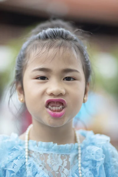 Крупним Планом Обличчя Шестирічних Азіатських Дітей Втрачає Молочний Зуб — стокове фото
