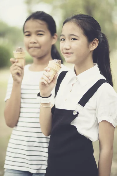 Asiatique Adolescent Manger Glace Cône Avec Bonheur Visage — Photo