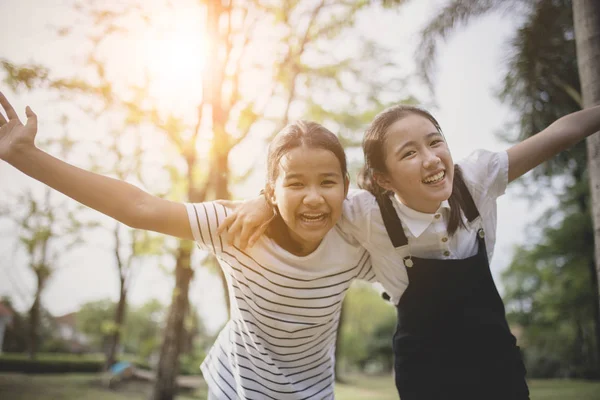 Dois Alegre Asiático Adolescente Felicidade Emoção Público Parque — Fotografia de Stock