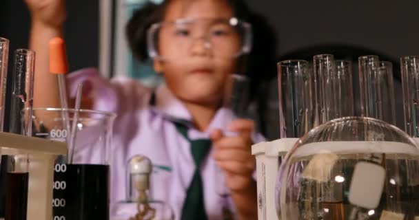 Aziatische Kinderen Wetenschap Laboratorium — Stockvideo