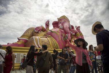 Chachoengsao Tayland - June10, 2018: turistik bir fotoğraf pembe ganesha heykeli önünde wat saman rattanaram chachoengsao Doğu hedef Tayland seyahat en popüler alarak çok sayıda