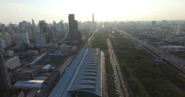 Hava trafik ve bangkok Tayland başkentinin merkezinde modern bina