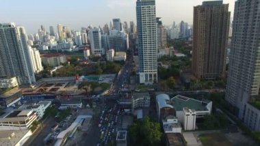Bangkok Tayland - May3, 2016: trafik ve petchburi - asoke road iş merkezi alanı bangkok Tayland başkentinin kalbinde modern bina havadan görünümü
