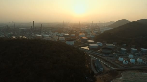 空撮全景重い石油化学工場に石油製油所タンク — ストック動画