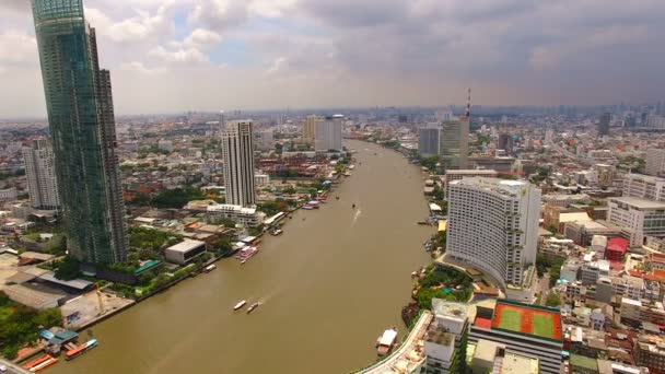 バンコク June23 2016 バンコク タイ首都 チャオプラヤ タイ資本の町の中心部を介して水交通機関の つの中心部のチャオプラヤ川の航空写真 — ストック動画