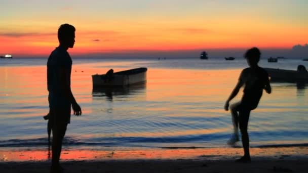 Due Uomini Che Giocano Calcio Sulla Spiaggia Mare Contro Bel — Video Stock