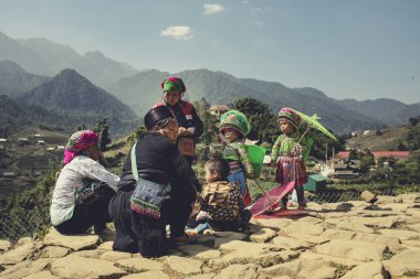 Lao Cai Sapa Vietnam-Nov4, 2017: Kuzey vietname tepe kabile aile el yapımı ürün sapa kasabadaki en popüler seyahat hedef satış için oturan yerel kasabada Kuzey Vietnam