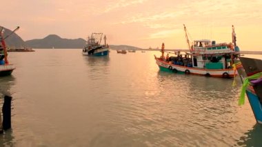 Prachuap Khiri Khan Tayland - March29, 2017: klong için yaklaşan Tay Balıkçılık Tekne iskelesi uyarmak, klong prachuap khiri khan Tayland Güney önemli balıkçılık iskele birini uyarmak