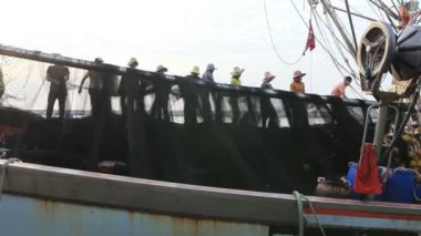 Prachuap Khiri Khan Tayland - March29, 2017: Tay balıkçılık işçisi klong uyarmak iskele, klong prachuap khiri khan Tayland Güney önemli balıkçılık iskele birini uyarmak