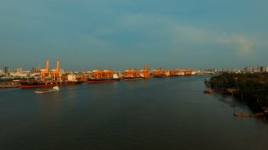 Klong Tuey Limanı Bangkok Tayland 'daki Chaopraya Nehri ve konteyner teknesinin havadan görüntüsü.