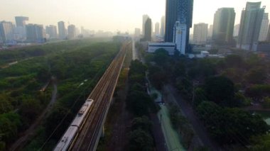 Tren Bangkok Tayland yolunda ilerliyor.