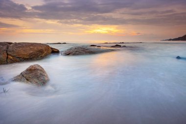 güzel deniz scape ve günbatımı gökyüzüne mae rumphumg rayong İl Tayland Doğu vardı