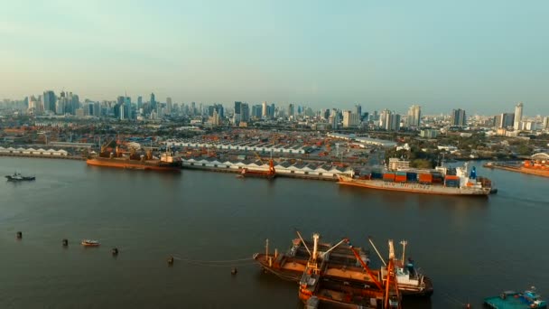 曼谷泰国 March23 2017 Klongtoey 港的鸟瞰在班乔佩雅河 堤港口最重要的水运输在泰国首都的心脏 — 图库视频影像