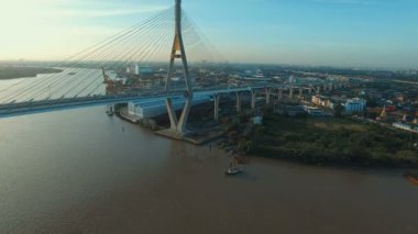 Bhumibol Köprüsü 'nün havadan görünüşü Chaopraya Nehri Bangkok Tayland' ı geçiyor.
