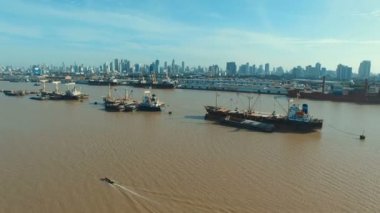 Chao praya nehir bangkok ve başkent yelkenli hava görüntüsü