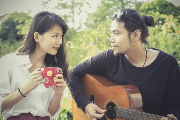 Asiatisk Yngre Mann Kvinne Som Spiller Gitar Med Lykkefølelse – stockfoto