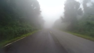 Kuzey Tayland 'daki Sisli Dağ Yolu' nda geniş bir kamera kaydı.