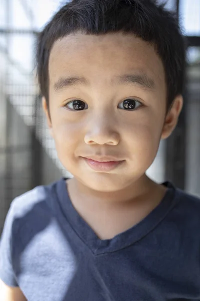 Close-up van hoofd geschoten, hoofd van vrolijke Aziatische kinderen maken grappig — Stockfoto