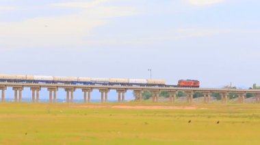 Tayland 'ın merkezindeki Lopburi ilinde tatlı su gölünden geçen petrol tankeri treni 