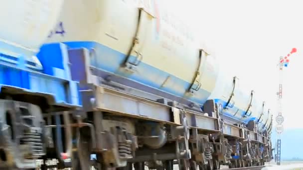 Tren Cisterna Petróleo Que Cruza Lago Agua Dulce Provincia Lopburi — Vídeos de Stock