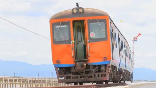 Zug Fährt Auf Gleis Über Süßwassersee Lopburi Thailnad — Stockvideo