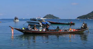 Koh Tao Tayland - March5, 2018: turist longtail tekne sairee Beach, koh tao bir en popüler seyahat estination Güney Tayland Grup