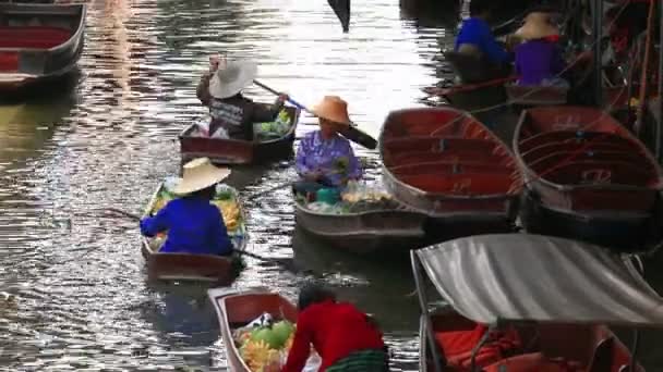 タイで最も人気のある旅行先の1つであるバリオン サドゥアックのセーリングボートラッチブリ — ストック動画