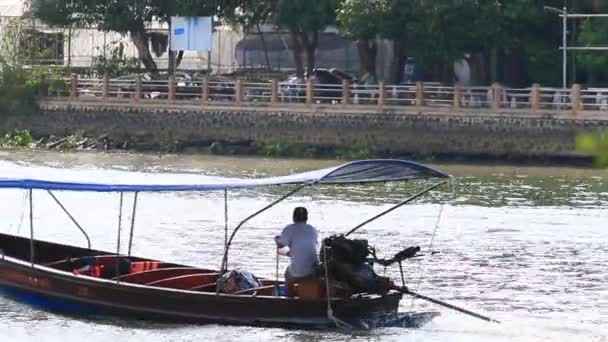 ロングテールボートは 最も人気のある旅行先の1つサムアウトソングカラムタイで実行 — ストック動画