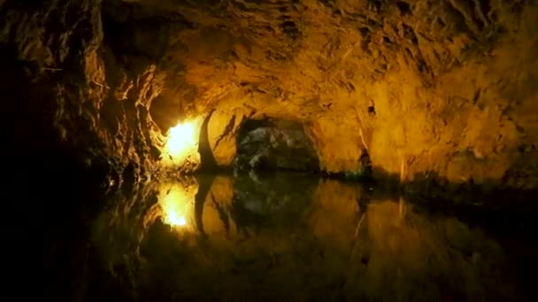 Navighează Peștera Binh Din Nordul Vietnamului — Videoclip de stoc