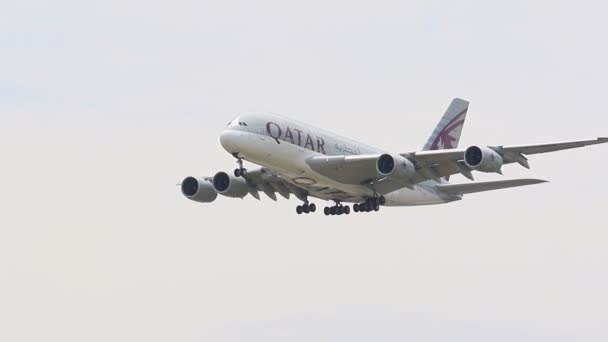 Tailandia Bangkok Junio 2017 Avión Aerolínea Qatar Acerca Para Aterrizar — Vídeos de Stock