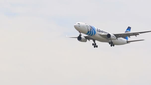Бангкок Тайланд Июня 2017 Года Самолет Авиакомпании Египет Приближается Посадке — стоковое видео