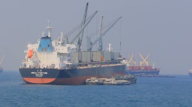 Chonburi Tayland - February4, 2016: büyük konteyner gemisi sriracha Harbor, sriracha bir Tayland Körfezi'nde önemli comercial limanının Sanayi malları yükleme 
