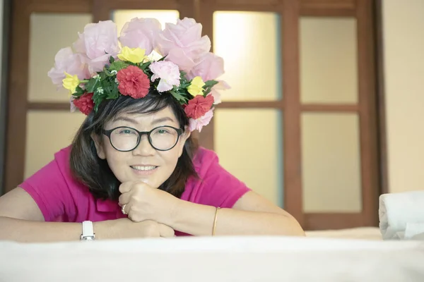 Mulher Asiática Com Buguete Flor Artificial Decorado Cabeça Dente Sorridente — Fotografia de Stock