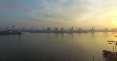 Chao praya nehir bangkok thailand 'da sabah güneşi