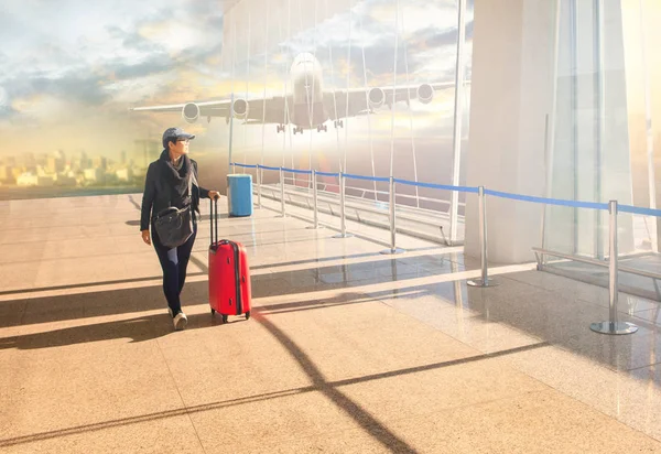 Γυναίκα Ταξιδεύουν Αποσκευών Περπάτημα Στο Αεροδρόμιο Teminal Και Αέρα Αεροπλάνο — Φωτογραφία Αρχείου