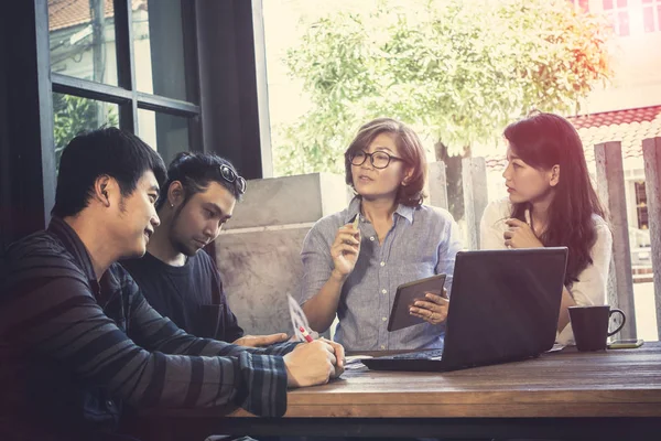 Aziatische Freelance Groepswerk Bijeenkomst Huis Officee — Stockfoto