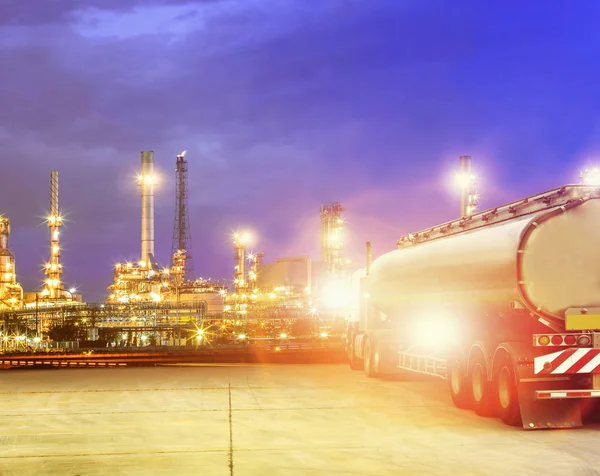 Olie Container Vrachtwagen Zware Petrochemische Industrie Estate — Stockfoto