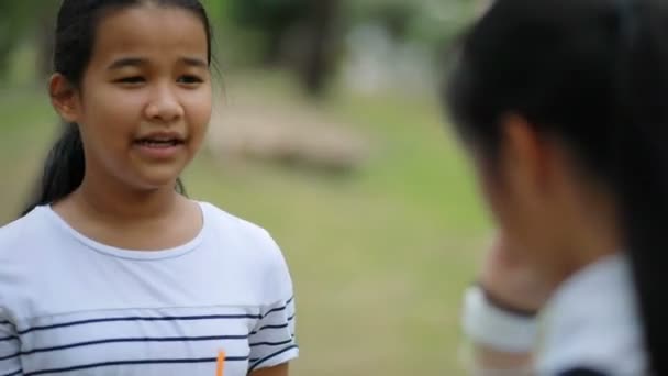 Ásia Adolescente Falando Com Amigo Público Parque — Vídeo de Stock
