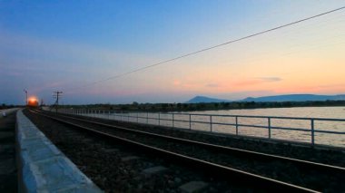 Tren Lopburi thailnad 'da tatlı su gölünü geçiyor.