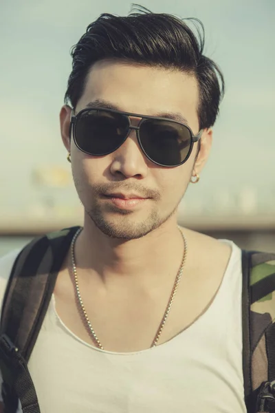Vicino Faccia Più Giovane Asiatico Uomo Indossare Sole Occhiali Piedi — Foto Stock