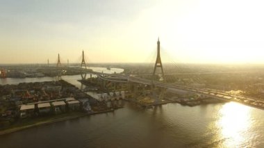 bangkok Tayland bhumibol Köprüsü ve chaopraya Nehri'nin havadan görünümü