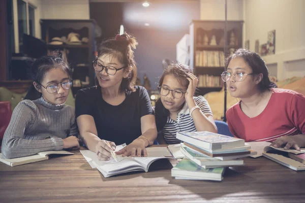 Asiatisk Student Och Lärare Förklara Studie Fall Moderna Klassrum — Stockfoto